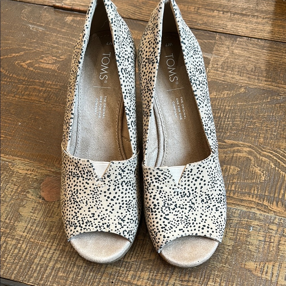 New Toms Black and Natural Heels
